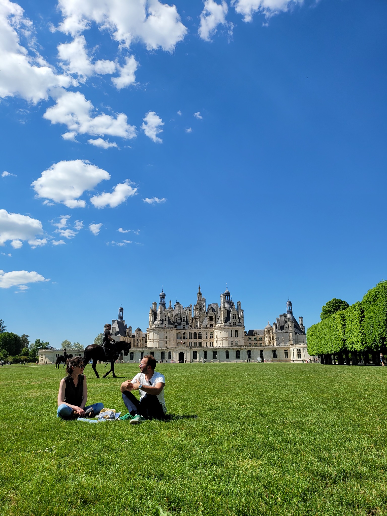 Une famille profite du Domaine national de Chambord